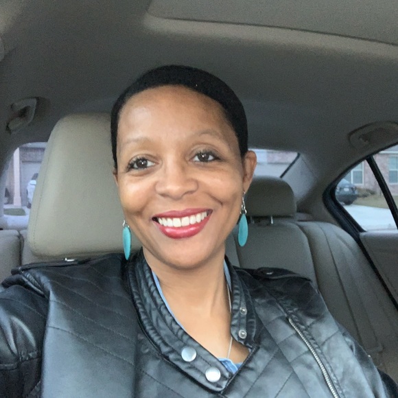 Meet your Posher, Dee - Picture 2 of 3